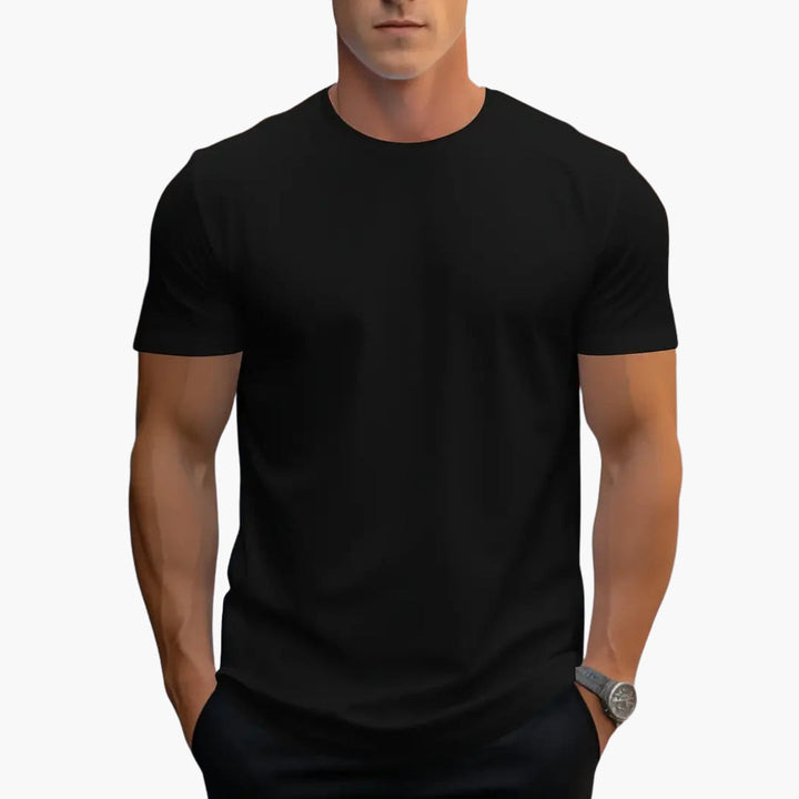 Męski T-shirt slim fit na modelu, podkreślający sylwetkę. Streetwearowy styl, krótki rękaw na lato.