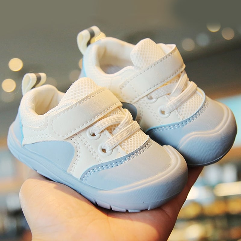 Antypoślizgowe sneakersy dziecięce barefoot, gwarantujące bezpieczeństwo i stabilność podczas chodzenia.