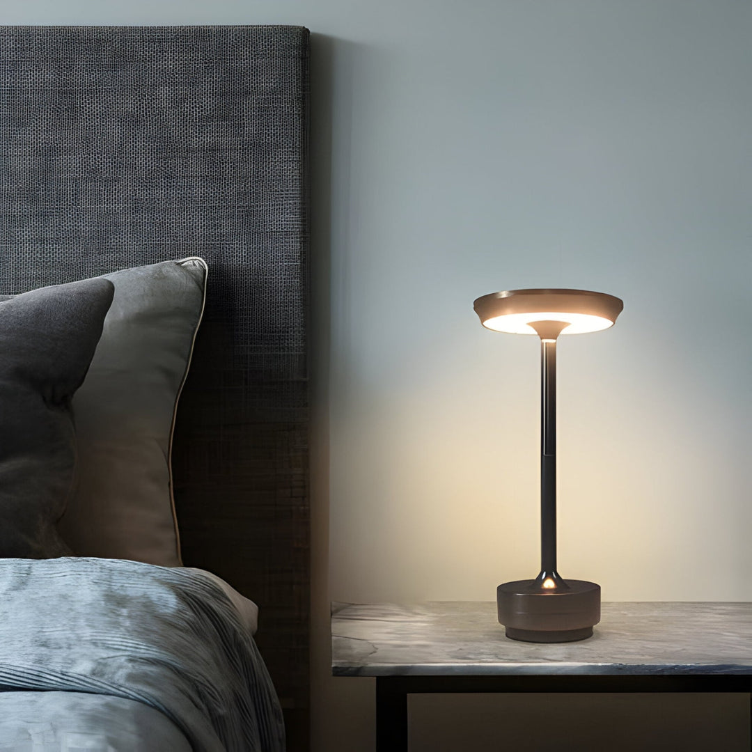 Złota lampa stołowa LED, bezprzewodowa, ściemnialna. Akumulatorowa z ładowaniem USB-C, nowoczesny design.