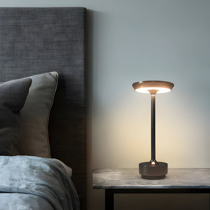 Złota lampa stołowa LED, bezprzewodowa, ściemnialna. Akumulatorowa z ładowaniem USB-C, nowoczesny design.