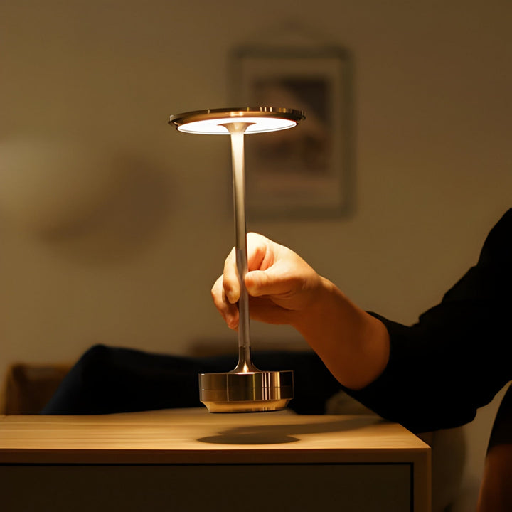 Czarna lampa stołowa bezprzewodowa LED, ściemnialna. Nowoczesne, smukłe oświetlenie akumulatorowe, z USB-C.