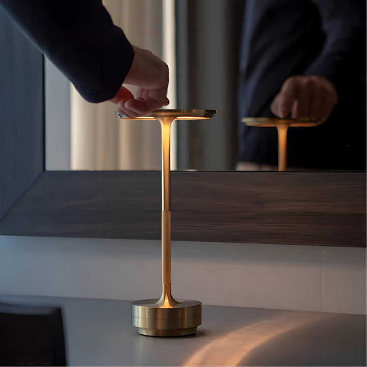 Ściemnialna lampa stołowa LED, bezprzewodowa. Akumulatorowa, przenośna, zasilana USB-C. Nowoczesne oświetlenie.
