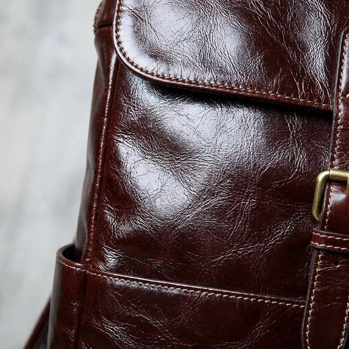 Czarny skórzany plecak Leatherlyx na laptopa, z naturalnej skóry bydlęcej. Elegancki i wytrzymały, idealny w podróży.