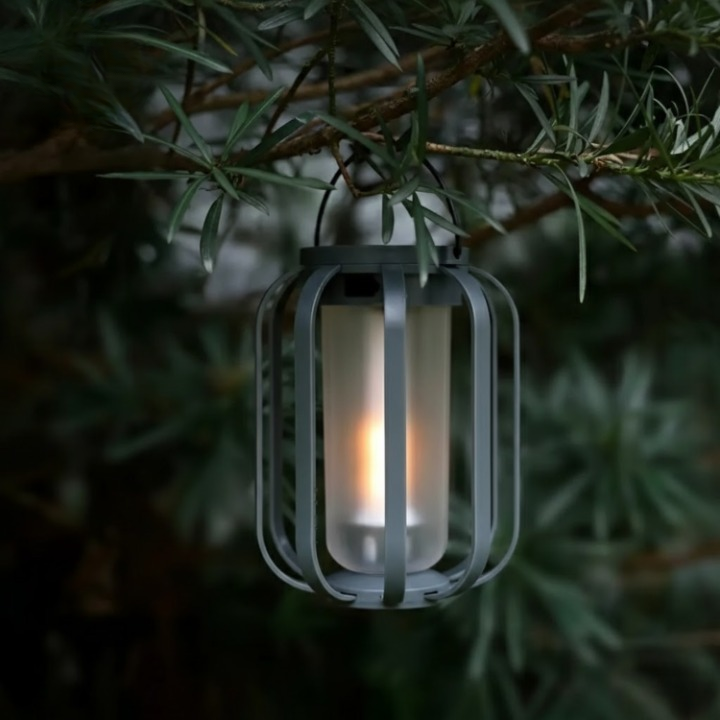 Uniwersalna latarnia LED CampGlow stojąca lub wisząca. Praktyczna lampa akumulatorowa do użytku wewnętrznego i zewnętrznego.