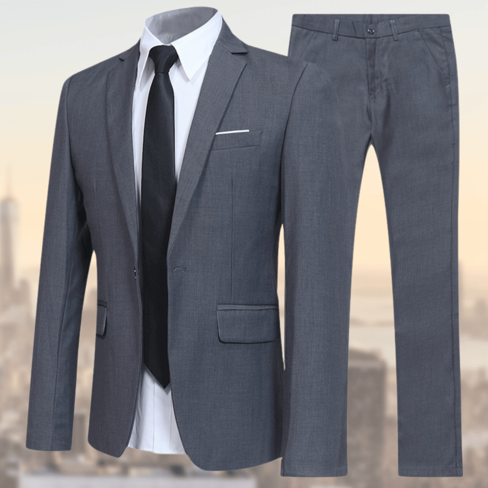 Zbliżenie na tkaninę eleganckiego garnituru męskiego. Lekki materiał zapewnia komfort i styl na lato i ważne okazje.