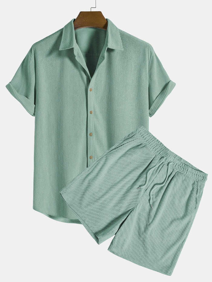 Letni męski komplet w prążek. Dzianinowa koszulka polo z kołnierzykiem i szorty. Wiosenny casual look.