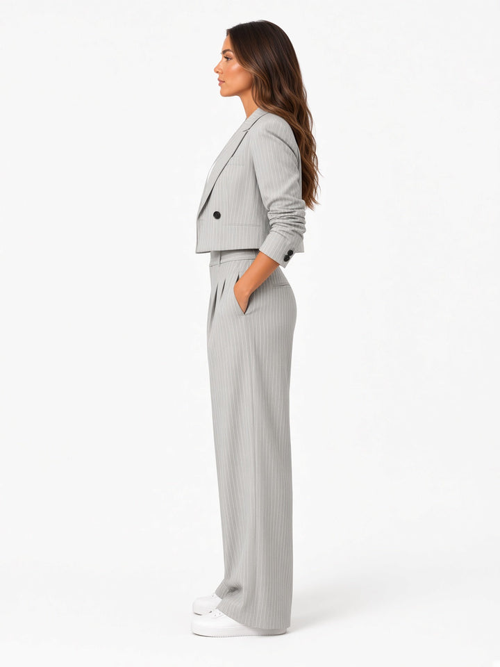 Komplet damski w prążki z krótką marynarką. Szerokie spodnie, styl biurowy i smart casual dla kobiet.