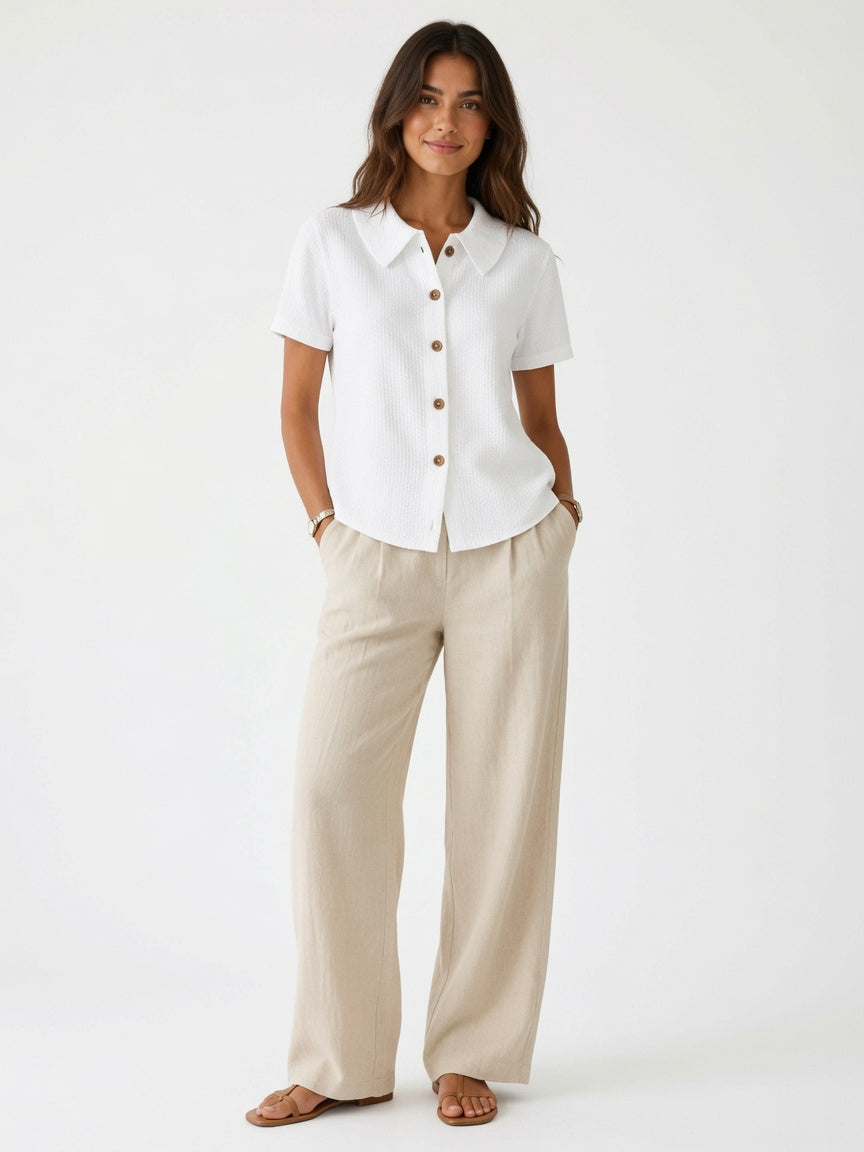 Bluzka damska smart casual. Koszulowa bluzka z krótkim rękawem i kołnierzykiem, styl biurowy.
