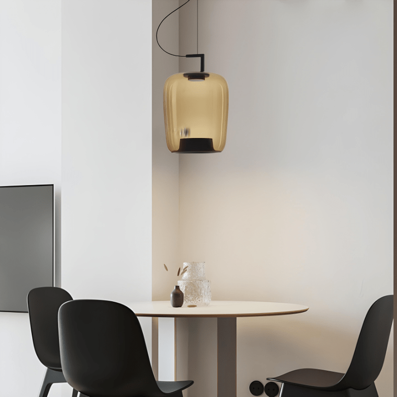 Elegancka lampa wisząca o smukłym profilu. Nowoczesne oświetlenie do salonu z jasnym światłem.