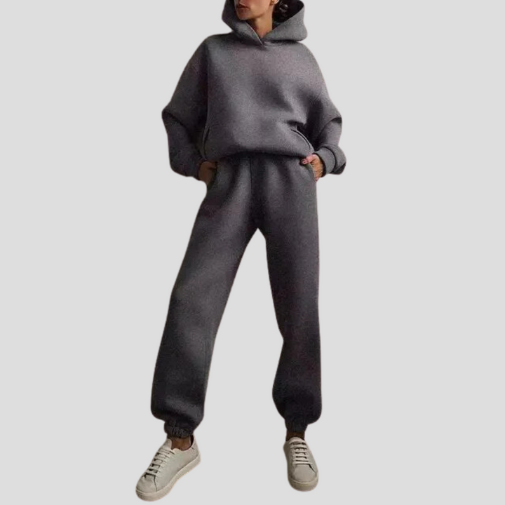 Stylowy damski dres do domu. Bluza z kapturem i joggery dla maksymalnej wygody zimą.