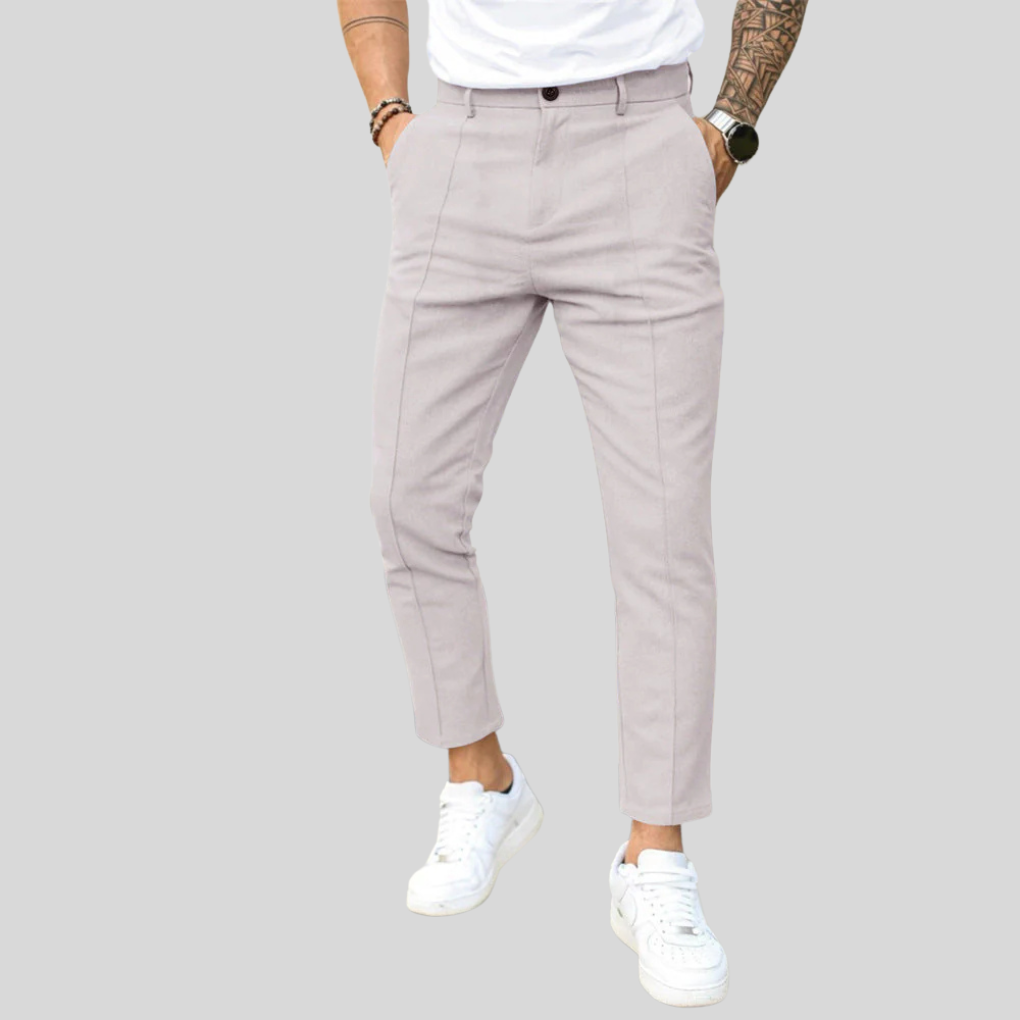 Męskie spodnie casual z prostą nogawką na sylwetce, prezentujące luźny krój i elegancki styl.