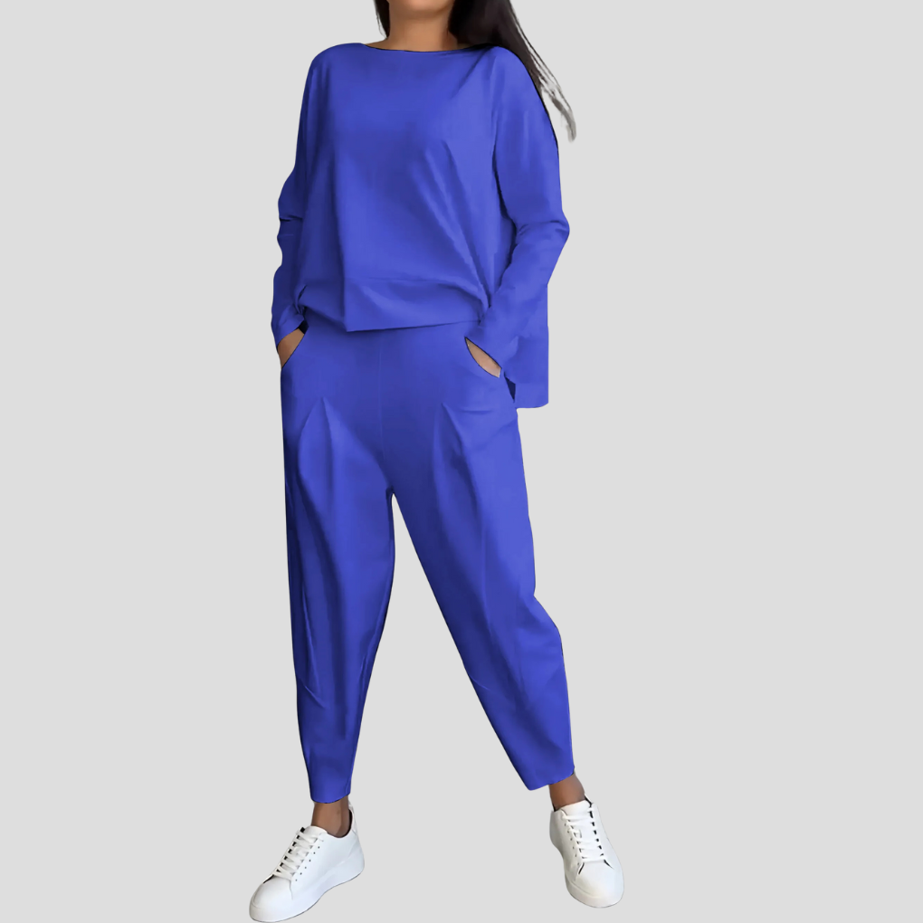 Tył damskiego kompletu dwuczęściowego. Bluza i spodnie, elegancki fason. Wszechstronna odzież damska, nowy styl.