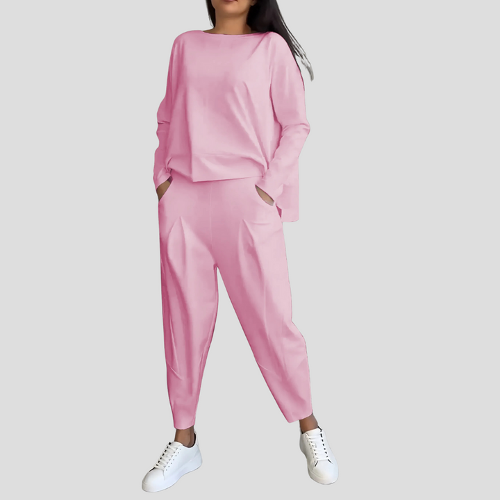 Detail bluzy z damskiego kompletu dwuczęściowego. Elegancki krój, komfortowy materiał. Nowa moda kobieca.