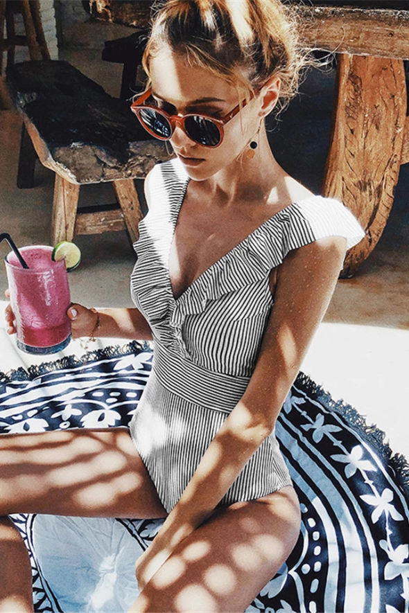 Damski kostium kąpielowy retro w paski, elegancki jednoczęściowy strój na plażę i basen.