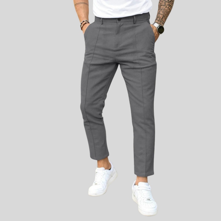 Luźne męskie spodnie casualowe z prostą nogawką, zapewniające swobodę ruchu i modny wygląd.