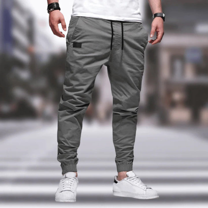 Wygodne męskie spodnie cargo jogger na wiosnę. Funkcjonalne, modne, idealne do casualowych stylizacji.