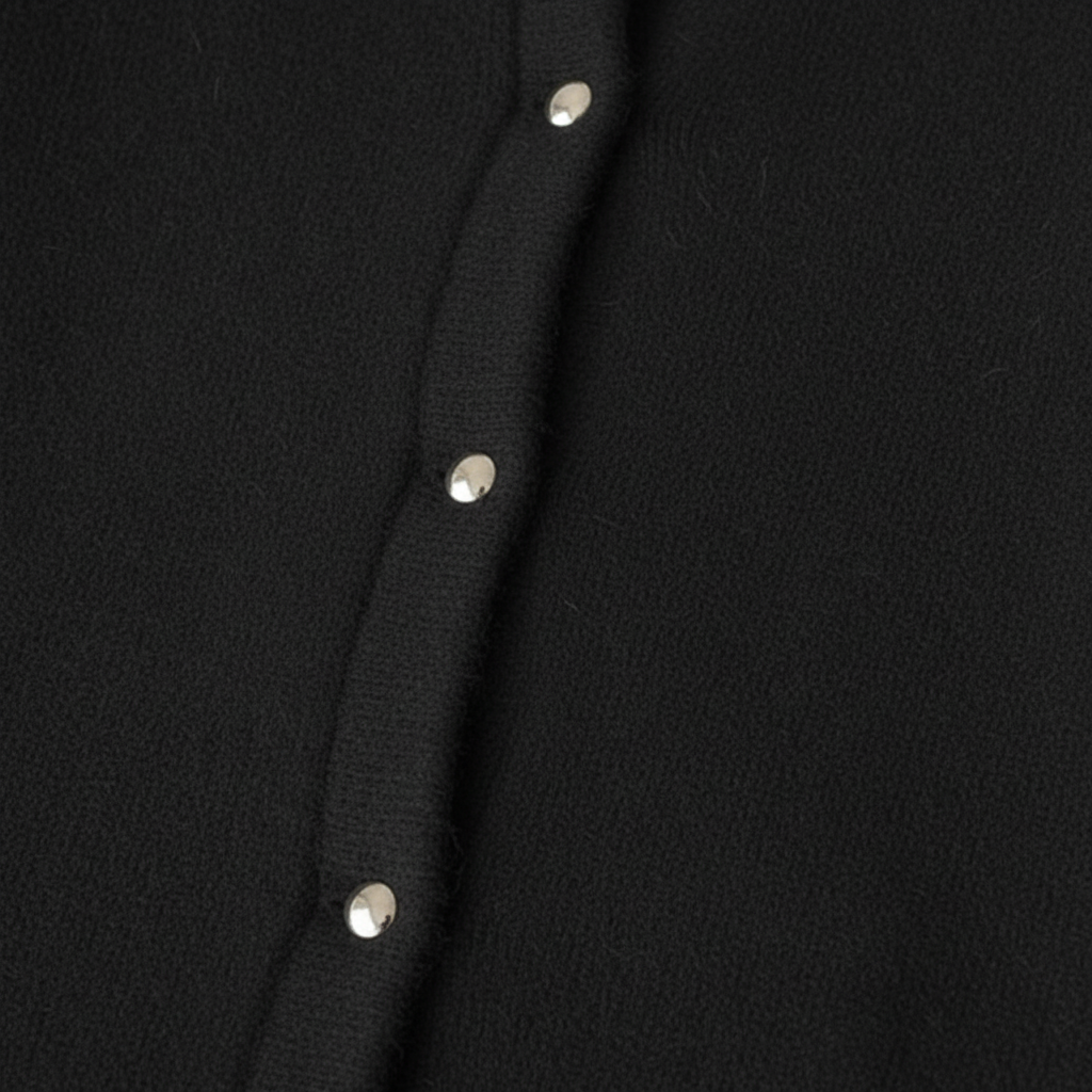 Elegancki kardigan damski z guzikami, modny dodatek do jesiennych i zimowych outfitów.