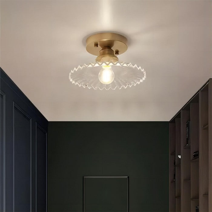 Retro lampa sufitowa kwiatowa. Oświetlenie vintage z delikatnymi, szklanymi płatkami w zielonym kolorze.