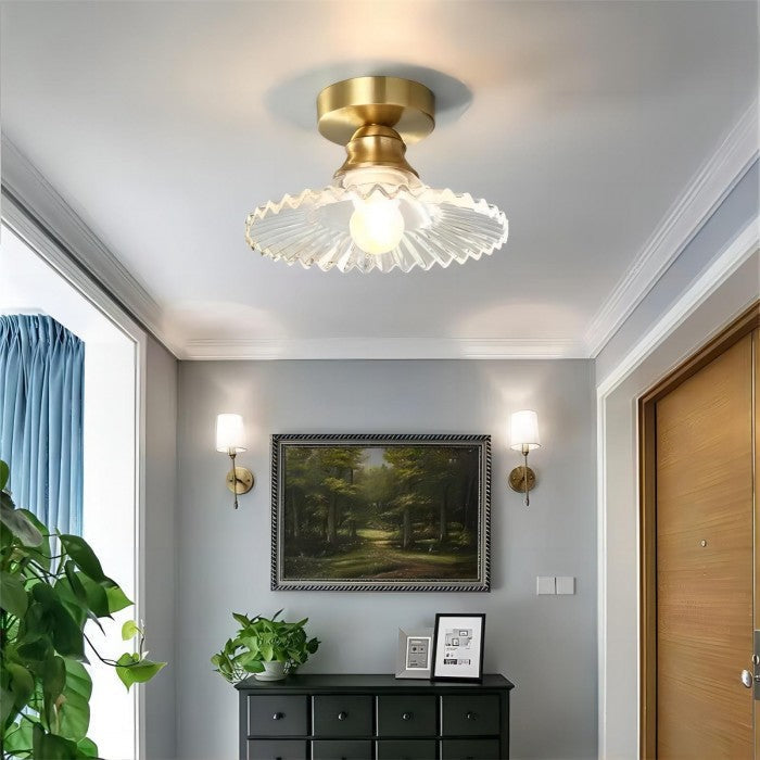 Lampa sufitowa w stylu vintage. Kwiatowy design z jasnymi szklanymi płatkami. Ozdobne oświetlenie domu.