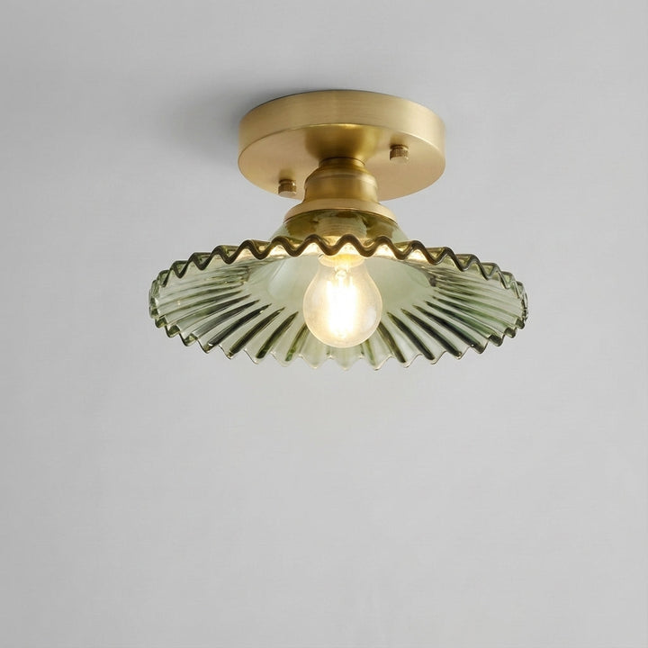 Lampa sufitowa vintage Pętalique z jasnymi szklanymi płatkami. Kwiatowe oświetlenie retro do wnętrz.