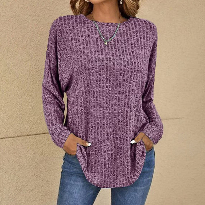 Stylowy, długi sweter damski oversize. Luźny, wygodny fason, idealny na chłodne dni jesieni i zimy.