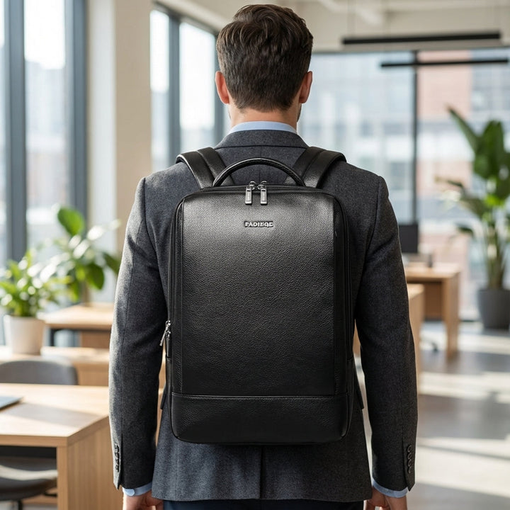 Elegancki, czarny plecak skórzany UrbanLuxe na laptopa 17 cali. Idealny do pracy, miasta i podróży, uniseks.