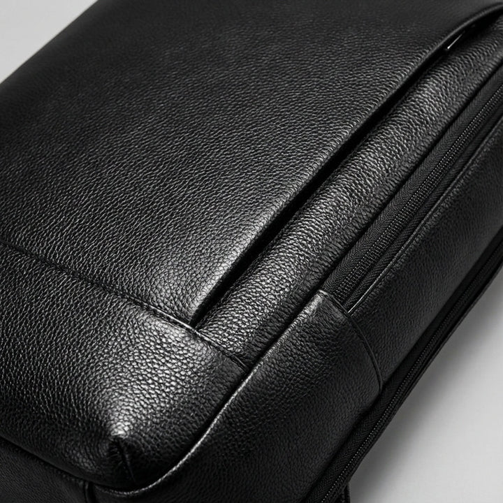 Stylowy, czarny plecak miejski UrbanLuxe ze skóry, na laptopa 17 cali. Wygodny i uniwersalny dla uniseks.