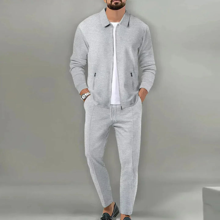 Elegancki męski garnitur slim fit w nowoczesnym kroju. Gładki materiał, idealny jako strój formalny.