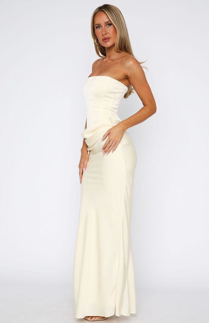 Damska sukienka bodycon maxi. Bez ramiączek, marszczona w talii. Idealna na imprezę lub wyjście.