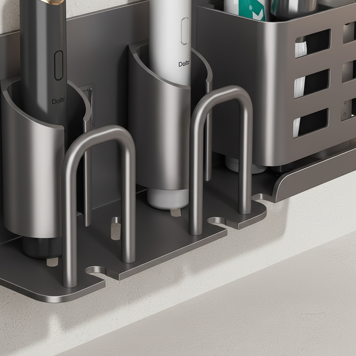 Elegancki organizer łazienkowy AquaDock z aluminium nierdzewnego, montowany ściennie do przechowywania szczoteczek.
