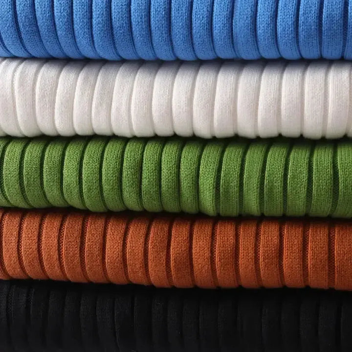 Męski sweter z golfem, dopasowany krój slim fit. Lekki materiał, elegancki design, komfort noszenia.