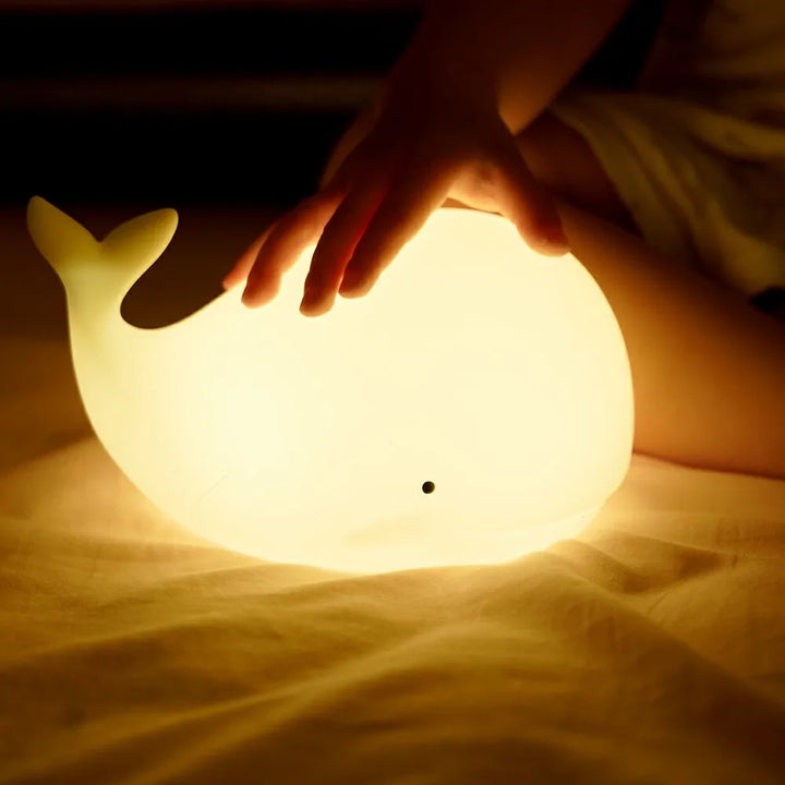 Idealny prezent dla dziecka: silikonowa lampka nocna LED GlowWhale, bezpieczna i emitująca kojące światło.