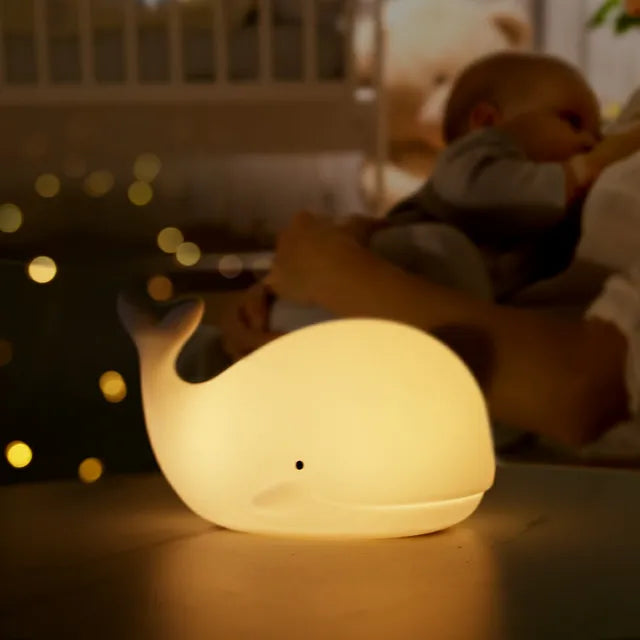 Bezpieczna lampka nocna LED GlowWhale dla dzieci, wykonana z miękkiego silikonu. Idealna do pokoju malucha.