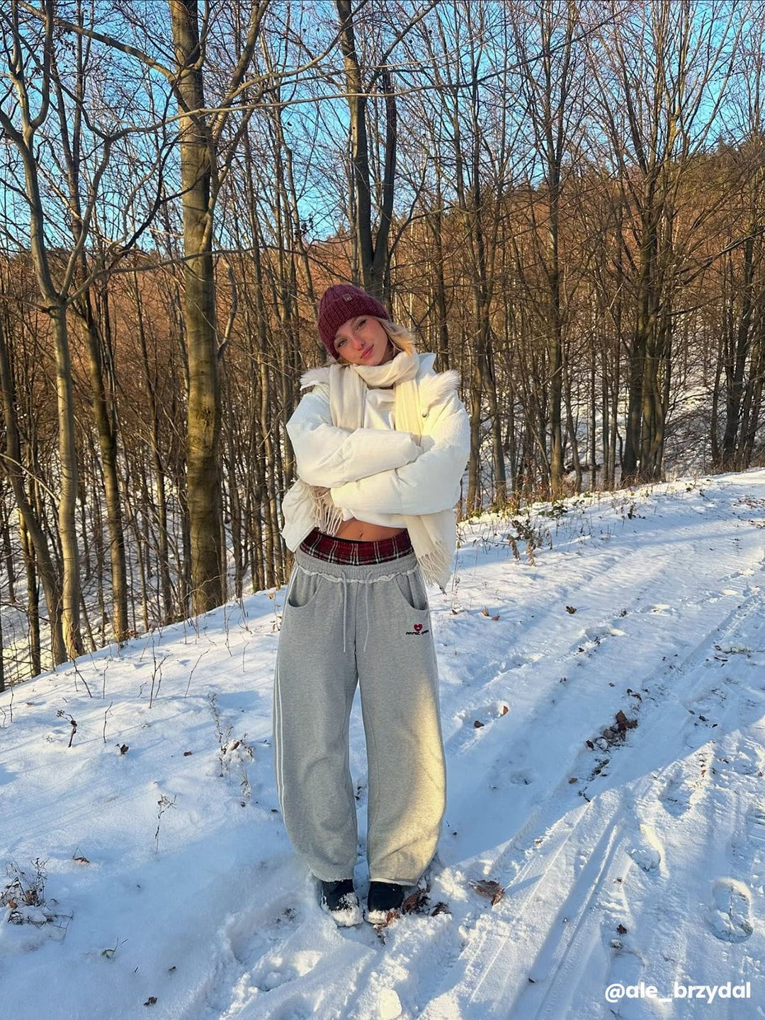 Luźne czarne dresy damskie Janine w stylu retro, komfortowe i stylowe. Szerokie nogawki.