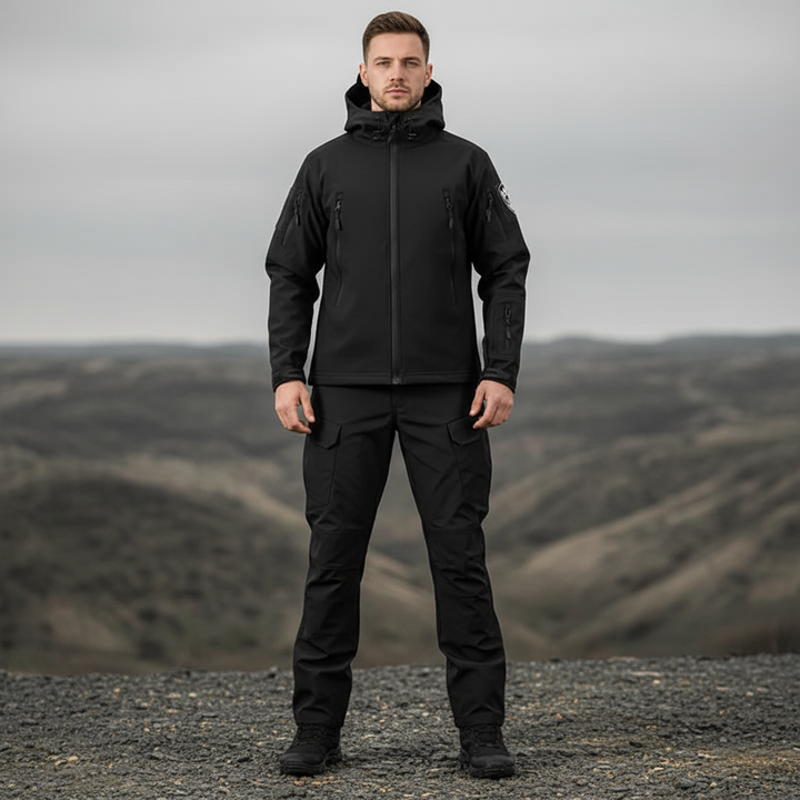 Męski zestaw outdoorowy Peter: wodoodporna kurtka i spodnie na trekking i turystykę w każdą pogodę.