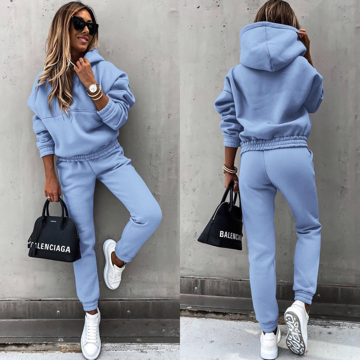 Modny damski dres Livia, dwuczęściowy: bluza z kapturem i wygodne spodnie joggery. Odzież casual.