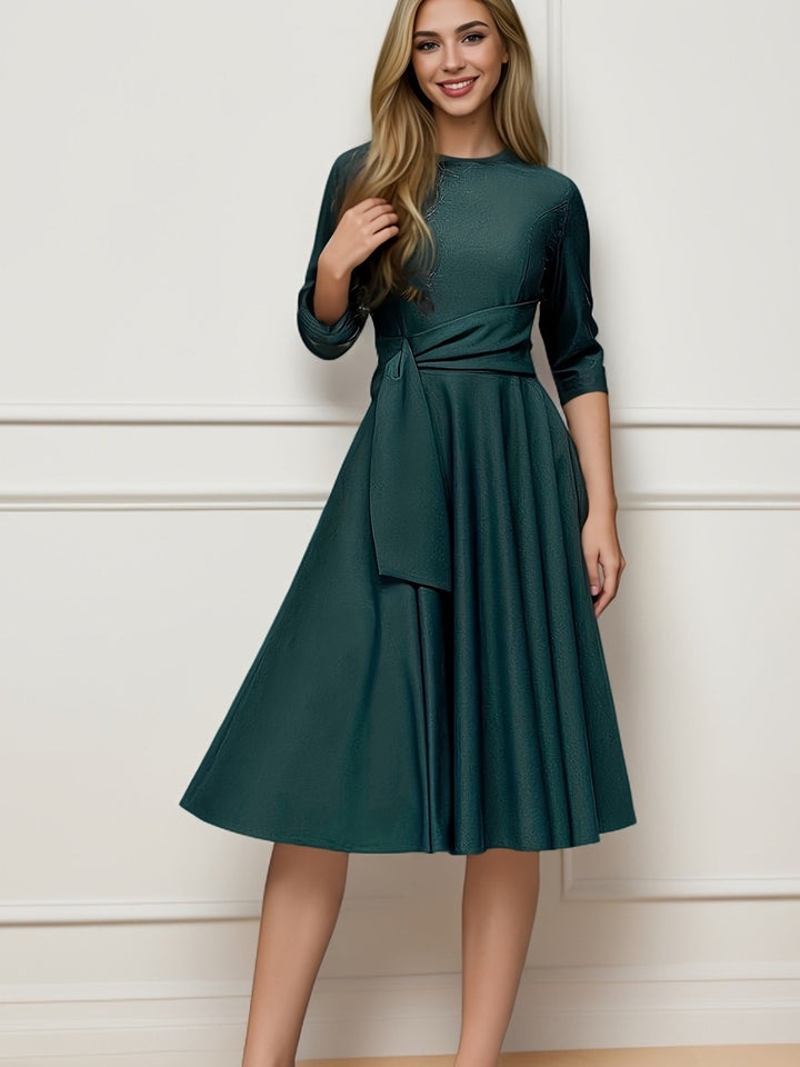 Stylowa damska bluzka z kokardą, długość midi. Elegancka i modna, idealna na każdą okazję.