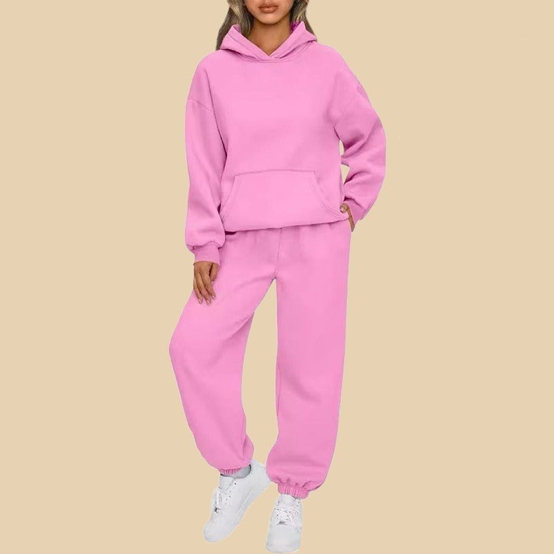 Modny komplet damski – bluza oversize i dresowe spodnie. Wygodny zestaw w sportowym stylu do miasta.