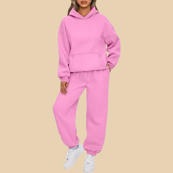 Modny komplet damski – bluza oversize i dresowe spodnie. Wygodny zestaw w sportowym stylu do miasta.