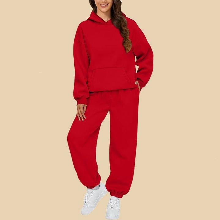 Wygodny komplet damski: bluza oversize i spodnie dresowe. Idealny na co dzień, moda miejska.