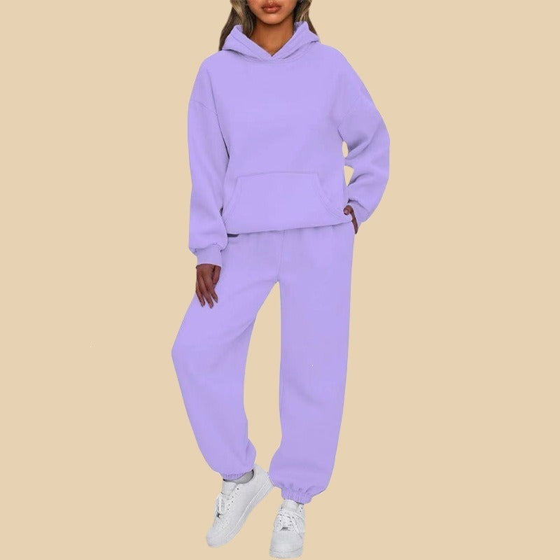 Damski zestaw sportowy z bluzą oversize i dresowymi spodniami. Modny i wygodny ubiór na każdą okazję.