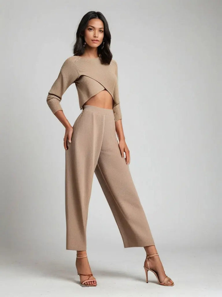 Beżowy damski zestaw trzyczęściowy: sweter, top i spodnie. Elegancki i wygodny komplet casual na co dzień.
