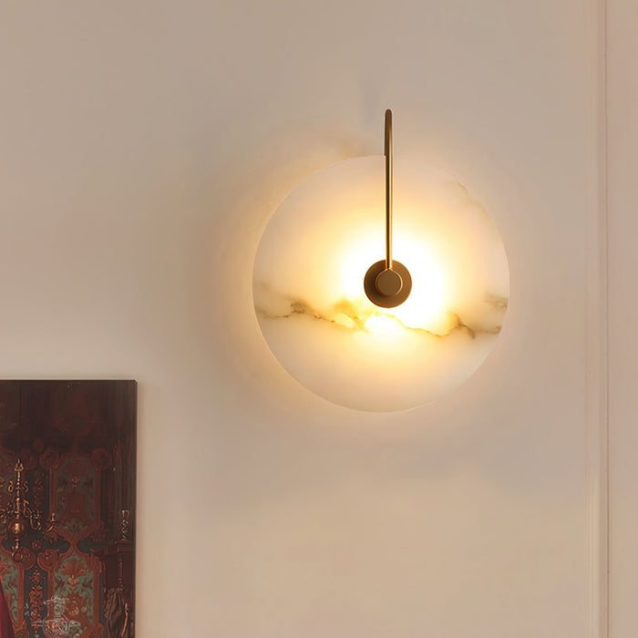 Lampa ścienna LED z alabastrem, idealna do stworzenia spokojnej atmosfery w salonie.