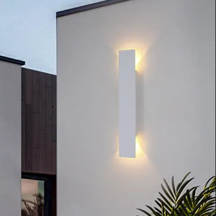 Aluminiowy kinkiet ścienny LED, IP65, nowoczesny, trwałe oświetlenie ogrodowe i tarasowe.
