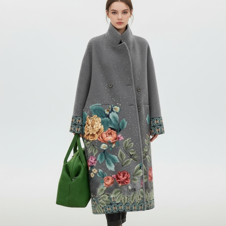 Kobieta w eleganckiej kurtce damskiej Lilly, idealna na jesienne i zimowe stylizacje.