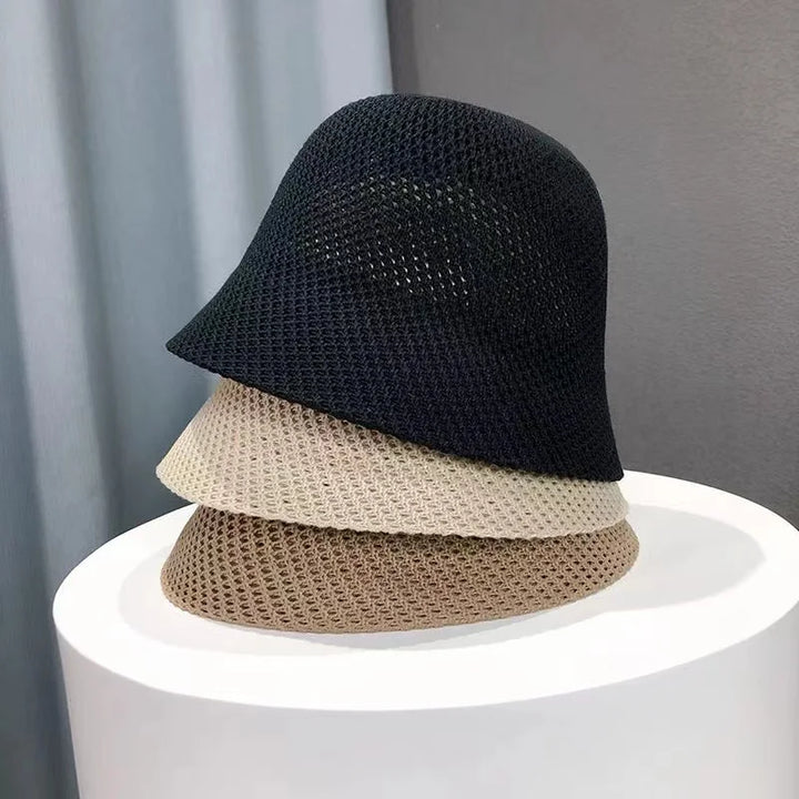 Elegancki damski kapelusz przeciwsłoneczny z szerokim rondem. Stylowa ochrona przed słońcem, modny na lato.