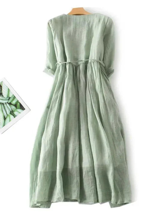 Wygodna damska lniana sukienka. Casualowa elegancja midi na lato. Przewiewny materiał idealny na upalne dni.