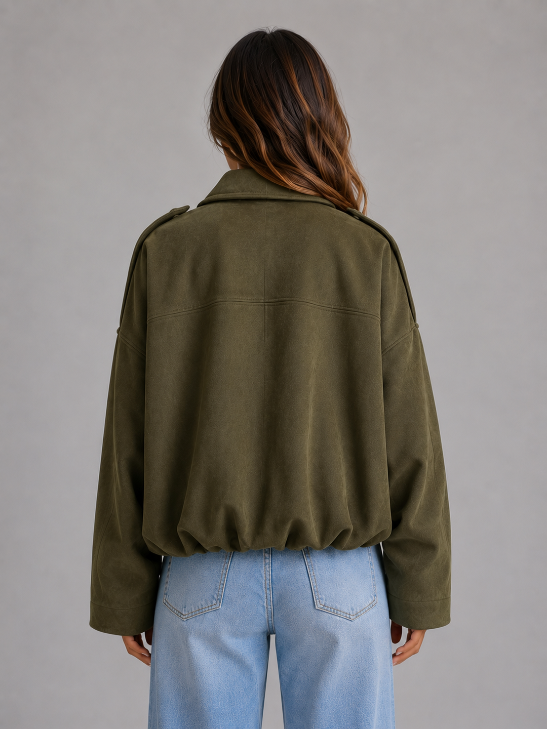 Modna jesienno-wiosenna kurtka bomber damska oversize zamszowa, z kołnierzem. Idealna do casualowych stylizacji.