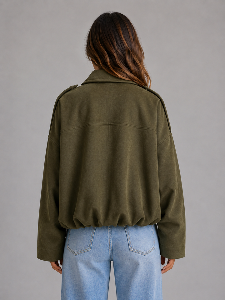 Modna jesienno-wiosenna kurtka bomber damska oversize zamszowa, z kołnierzem. Idealna do casualowych stylizacji.