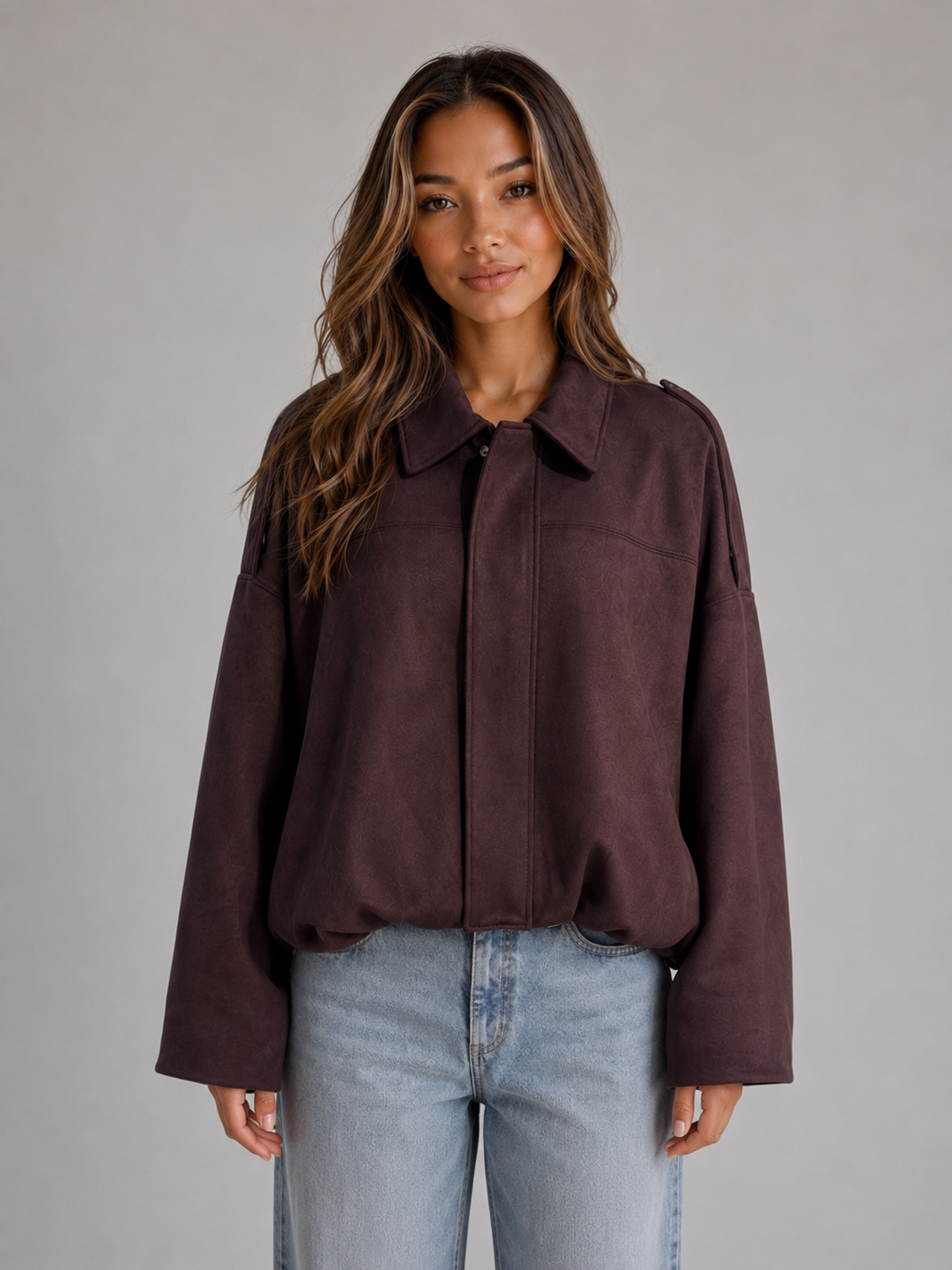 Burgundowa damska kurtka bomber oversize, zamszowa, z kołnierzem. Elegancka i modna.